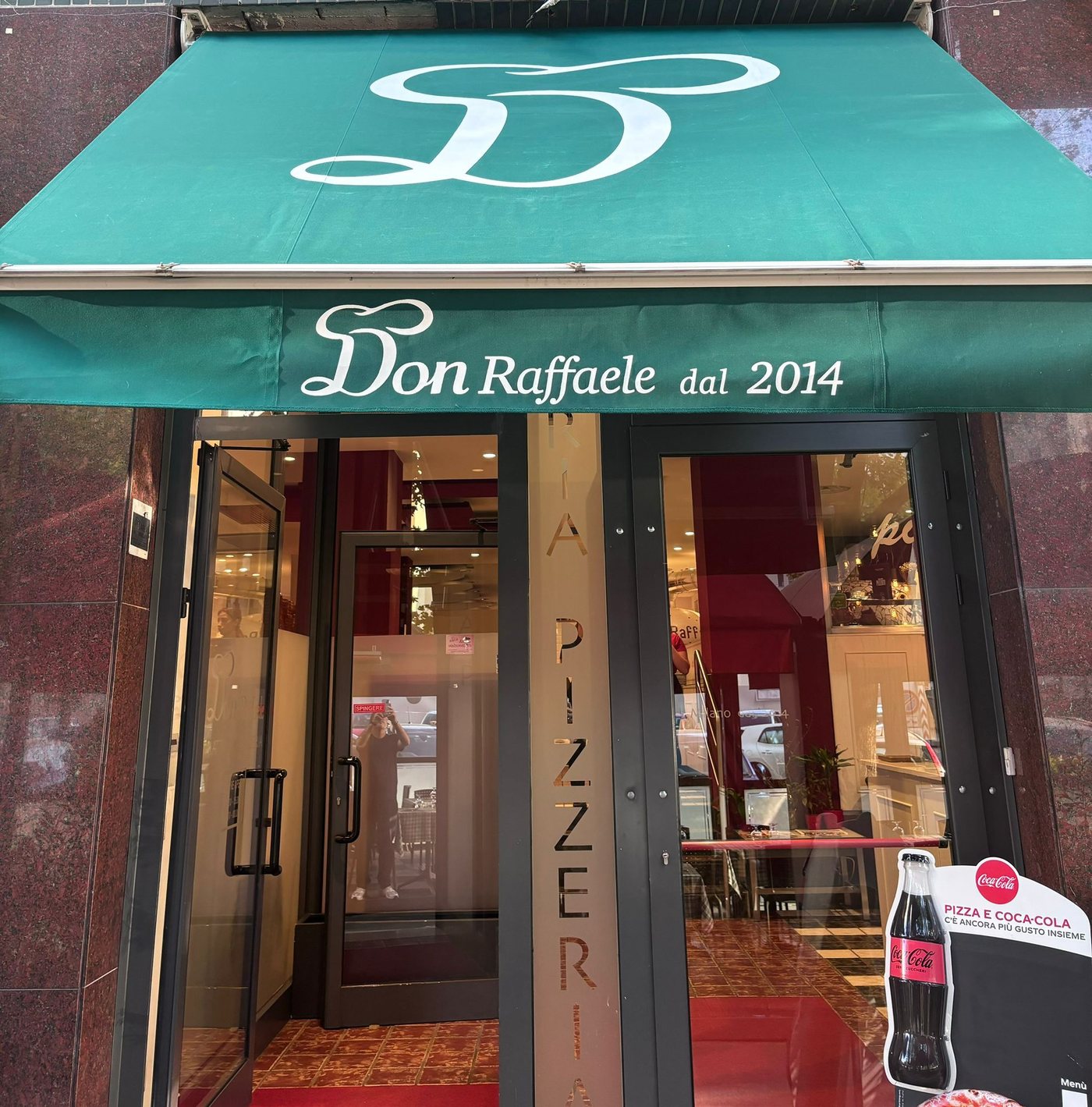 L’ingresso di Don Raffaele con la tenda verde, dal 2014