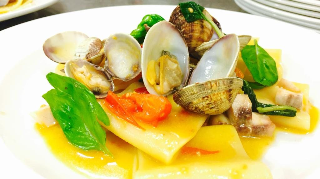 Incaciata: paccheri di pasta fresca con vongole e basilico