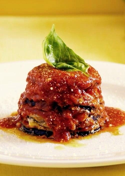 Parmigiana di melanzane con ragù e basilico