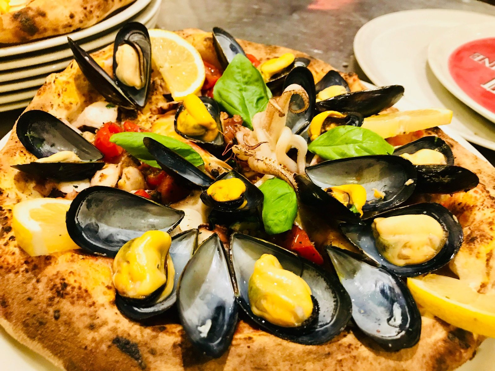 Pizza di mare con cozze e limone di Don Raffaele