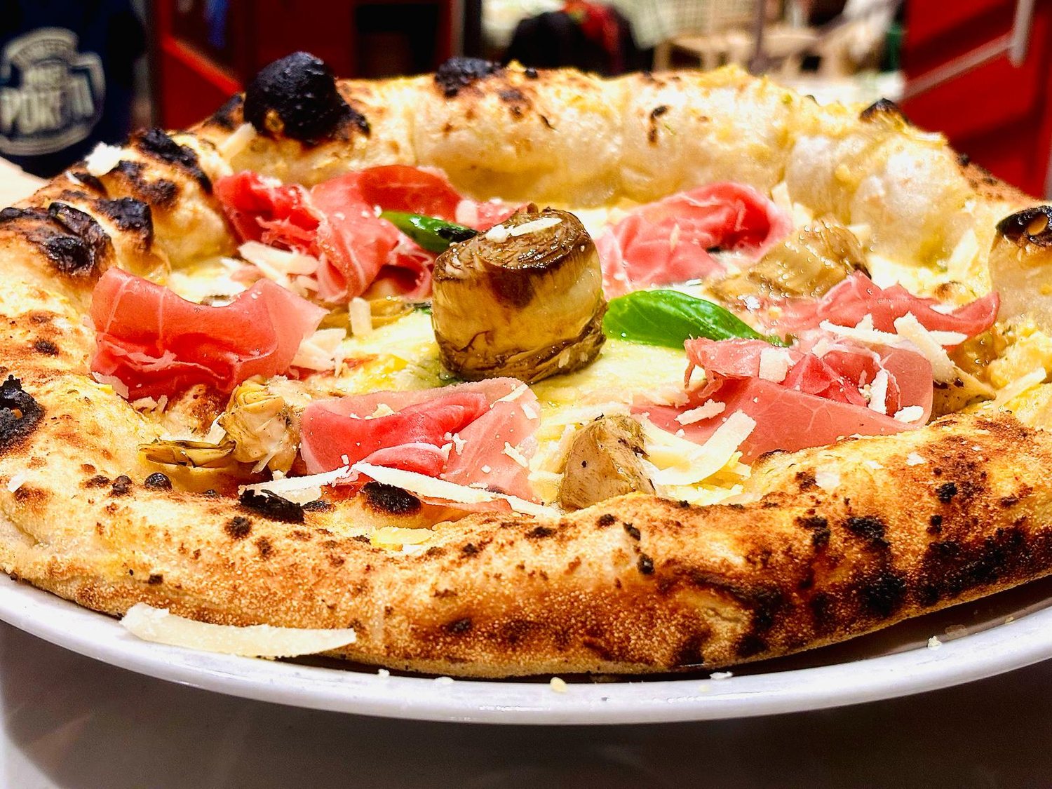 La Focaccia 2.0 con crudo di Parma e burrata
