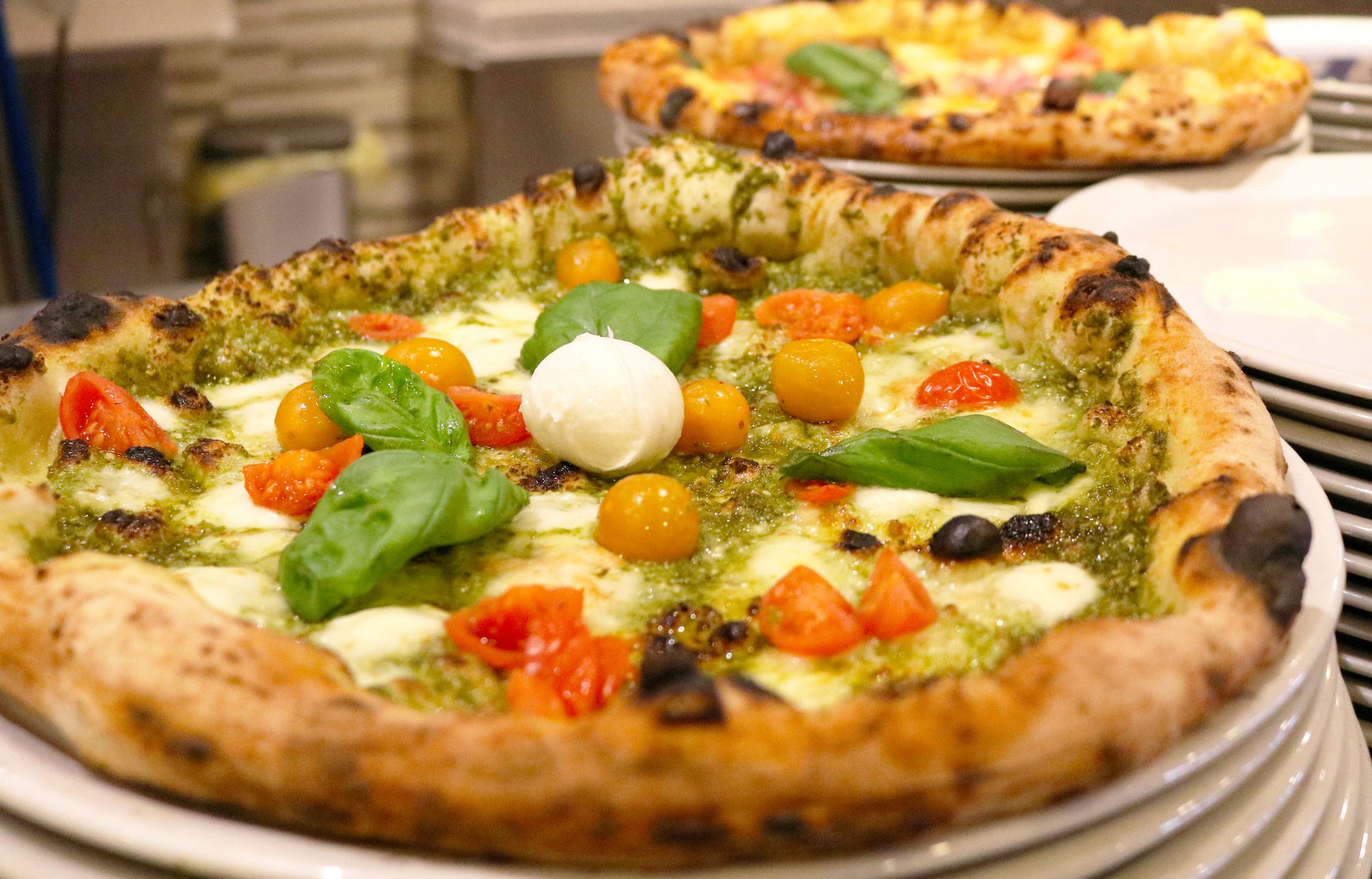 Pizza dal forno a legna di Don Raffaele con pomodorini e bufala
